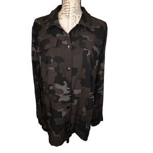 G.I.LI, cargo camo, long sleeve button snap pockets,stretchy knit jacket Lg